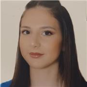 Docente di italiano impartisce lezioni della lingua per studenti stranieri